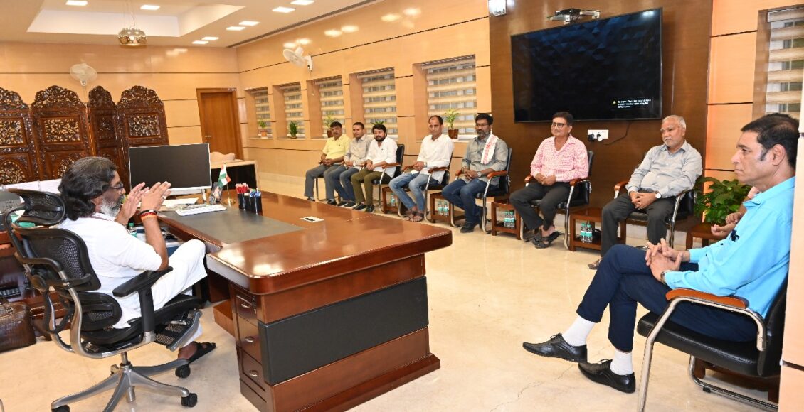 मुख्यमंत्री हेमन्त सोरेन से आज झारखंड मंत्रालय में पत्रकारों के एक प्रतिनिधिमंडल ने औपचारिक मुलाकात की। इस मौके पर उन्होंने पत्रकारों के हितों से जुड़े मुद्दों पर अपनी भावनाओं से मुख्यमंत्री को अवगत कराया। मुख्यमंत्री से मुलाकात करने वालों में वरिष्ठ पत्रकार हरि नारायण सिंह, ब्रजेश राय, जितेंद्र सिंह, श्री पंकज पाठक, सुरेंद्र सोरेन, श्री सत्यजीत, विपिन उपाध्याय, श्री संजय रंजन एवं मनोज पांडेय शामिल थे।