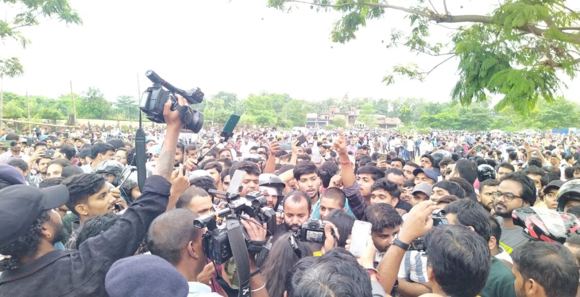 Candidates who appeared in JSSC-CGL examination for government job outside JSSC office in Namkum demanding cancellation of examination. According to them examination paper leaked. They have turn up with evidence of paper leak to hand over JSSC authorities