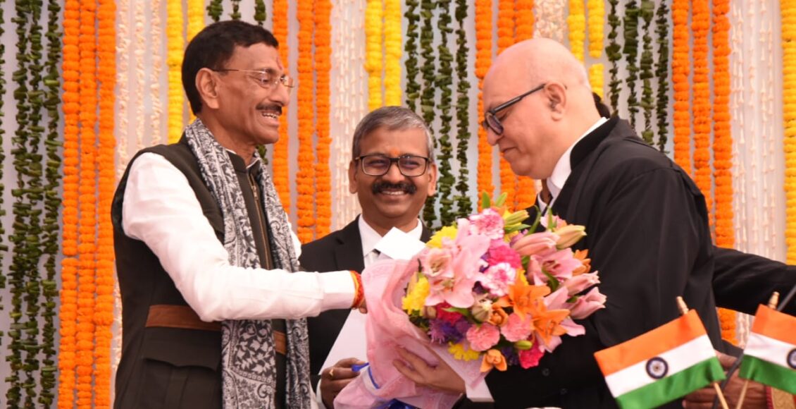 झारखंड उच्च न्यायालय के मुख्य न्यायाधीपति महेश शरदचंद्र सोनक के शपथ अनुष्ठान कार्यक्रम में केंद्रीय रक्षा राज्य मंत्री संजय सेठ शामिल हुए और उन्हें बधाई दी . राज्यपाल श्री संतोष गंगवार ने उन्हें शपथ दिलाई।